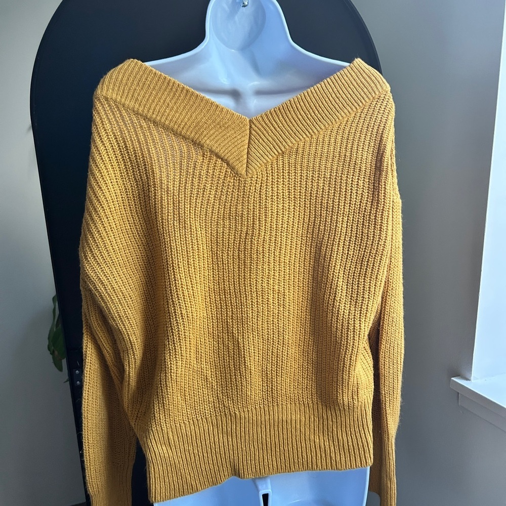 ✨3 for $18✨ Yellow V-Neck Women's Sweater - Picture 3 of 5